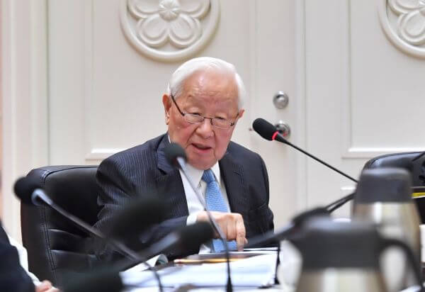 張忠謀（上圖，行政院提供）
