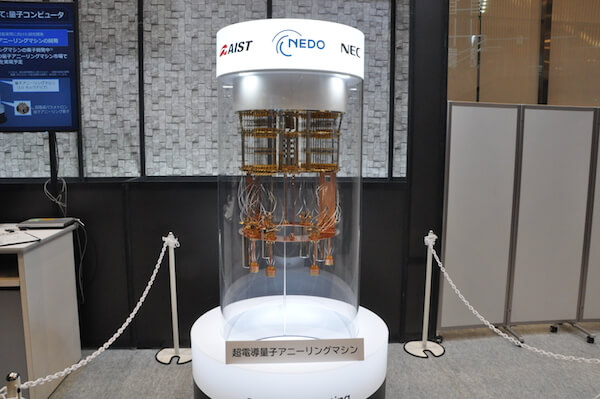 在今天iEXPO2019年展場中，NEC也以真實比例的方式，來展示正在開發中的超電導量子退火機的3D立體模型。